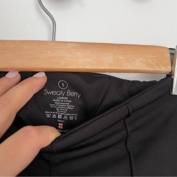 Sweaty Betty
Black Off Piste Stirrup Ski Trousers  size S - Picture 7 of 8